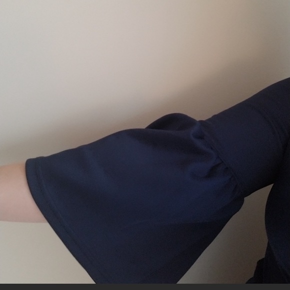 1 Size Small Left!! 🔷️NWOT*🔷️ Navy Blouse - Picture 3 of 4